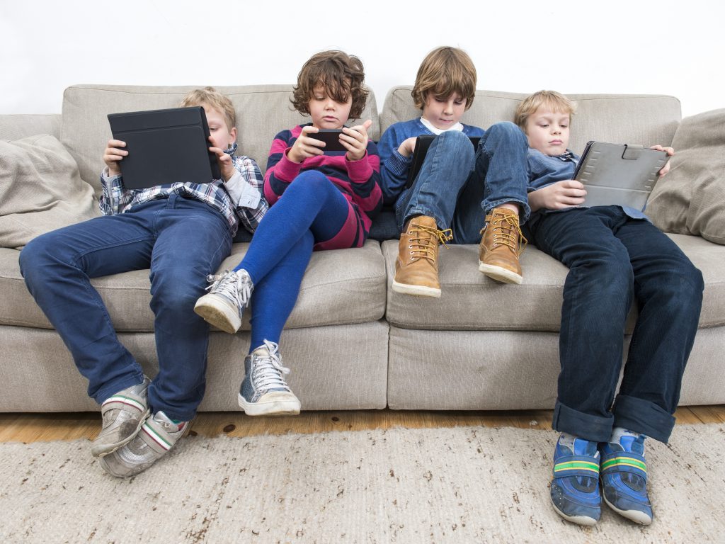 Jak ekrany smartfonów i tabletów wpływają na wzrok dzieci? Odpowiada dr Anna Chmielarz- Czarnocińska